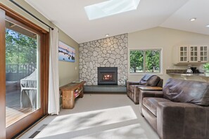 Living area | Smart TV - 6 Dutchman 3 Bedroom Home (Bend)