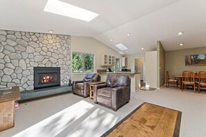 House, 3 Bedrooms | Living area | Smart TV - 6 Dutchman 3 Bedroom Home (Bend)