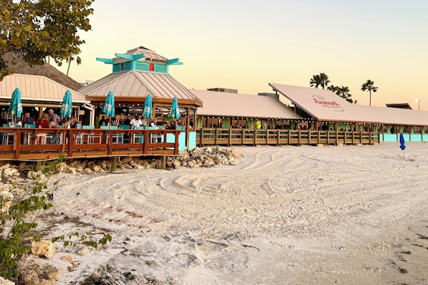 Beach nearby, sun-loungers, beach towels