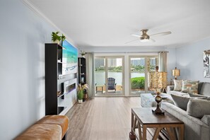 Condo, 2 quartos | Área de estar | Smart TV