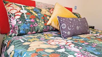 1 bedroom, travel cot, bed sheets