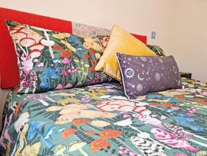 1 dormitorio, cuna de viaje, ropa de cama
