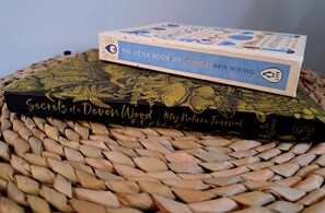Zwei Bücher auf einer Gewebefläche.