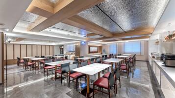 Sudah termasuk sarapan prasmanan setiap hari