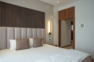 Escritorio, espacio para trabajar con laptop y wifi gratis 