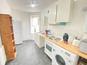Apartment | Private kitchen | Fridge, microwave, oven, stovetop - London City Escape With 2 Bedrooms (London)