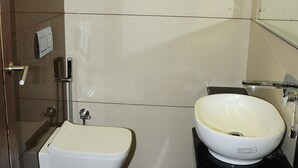 Un bany modern amb vàter, rentapel i mirall.