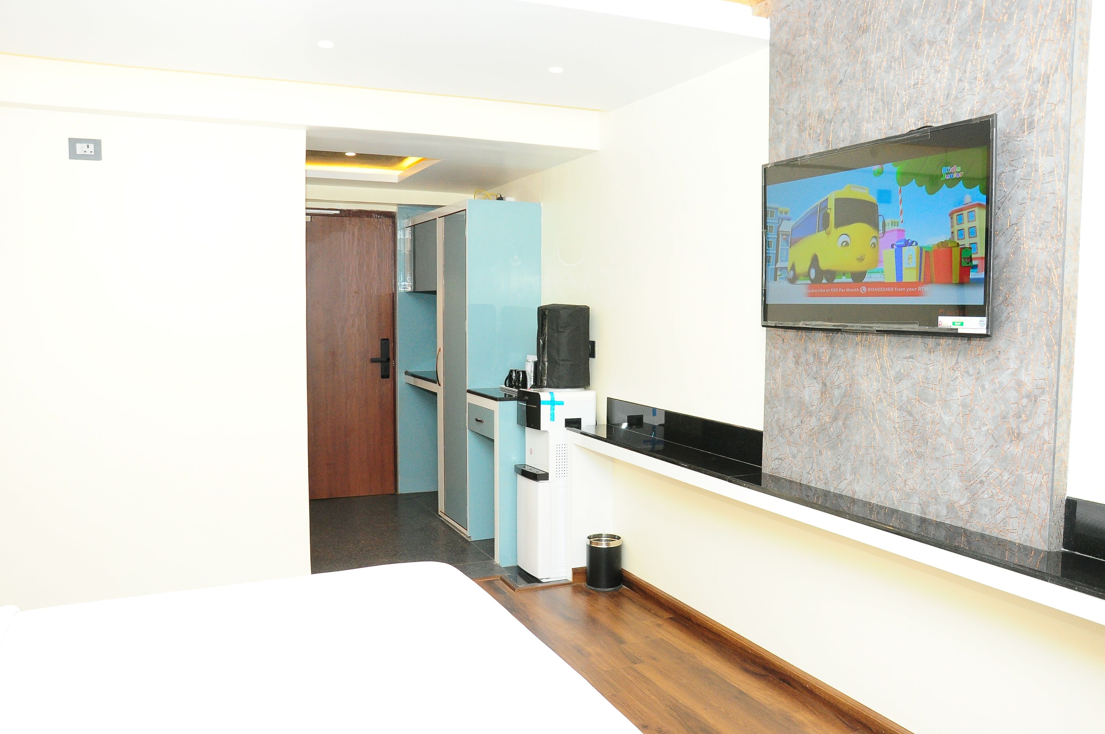 Deluxe Double Room, Mountain View | Desk, soundproofing, iron/ironing board, free WiFi