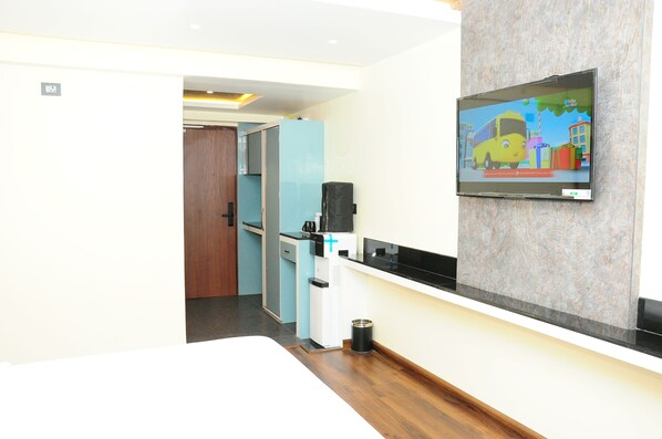 Deluxe tweepersoonskamer, uitzicht op bergen | Een bureau, geluiddichte muren, een strijkplank/strijkijzer, gratis wifi