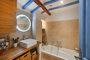 Secadora de cabello, toallas, jabón, papel de baño 