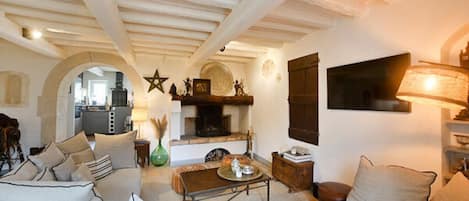 Smart TV, fireplace