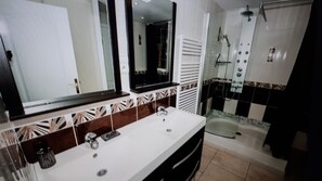 Dusche, Haartrockner, Toilettenpapier