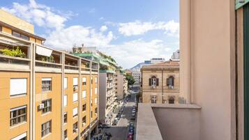 Superior-rum - balkong - utsikt mot staden | VÀrdeförvaringsskÄp pÄ rummet, skrivbord och arbetsyta för laptop