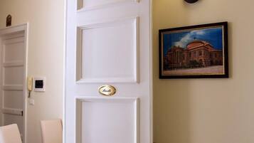 Camera Superior, balcone, vista città | Una cassaforte in camera, una scrivania, postazione laptop