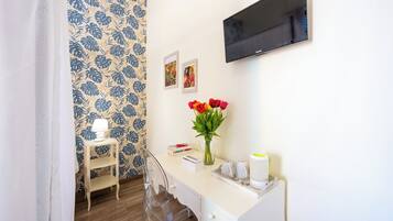 高级房, 阳台, 城市景观 | 客房内保险箱、办公桌、笔记本电脑工作区、遮光窗帘