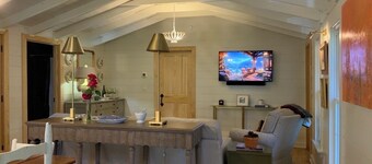 Luxury Cottage in Cashiers Walk to Shops, Art, Dining, Coffee, The Village Green