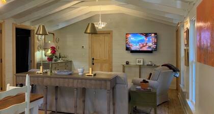 Luxury Cottage in Cashiers Walk to Shops, Art, Dining, Coffee, The Village Green