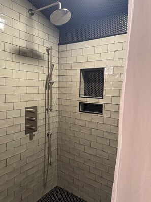 Shower, hair dryer, towels, soap - Luxury Cottage in Cashiers Walk to Shops, Art, Dining, Coffee, The Village Green (Cashiers)