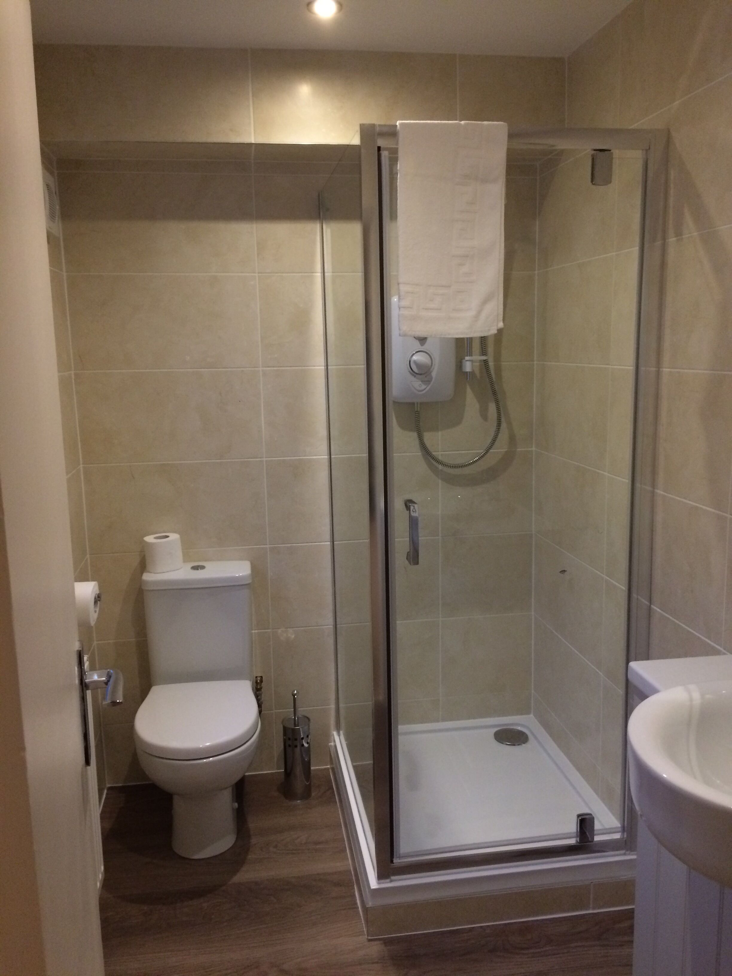 Shower, pengering rambut,  dan handuk