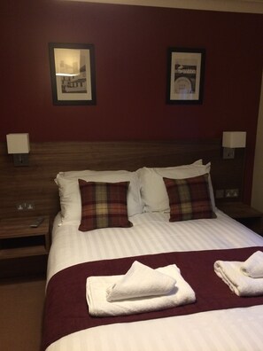 Desk, laptop workspace, iron/ironing board, free WiFi - The Eagle Hotel  (Dornoch)