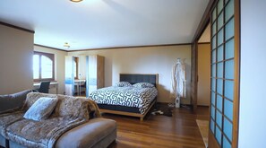 6 bedrooms, iron/ironing board, WiFi, bed sheets