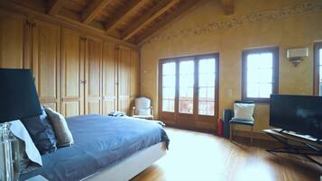 6 bedrooms, iron/ironing board, WiFi, bed sheets