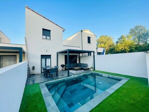 Outdoor pool - Cosy house with private pool close to beaches. (Saussan)