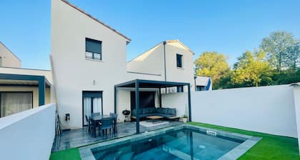 Cosy house with private pool close to beaches.