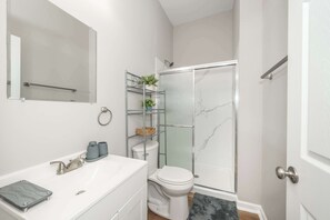 Regadera, secadora de cabello, toallas 