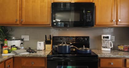 Upscale Long Stay: King Bed-WiFi-Pet OK-Washer/Dryer-AC-16mi->Arrowhead-North KC