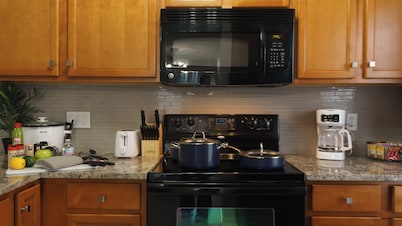 Upscale Long Stay: King Bed-WiFi-Pet OK-Washer/Dryer-AC-16mi->Arrowhead-North KC