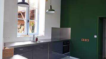 Four, plaque de cuisson, lave-vaisselle, cafetière/bouilloire