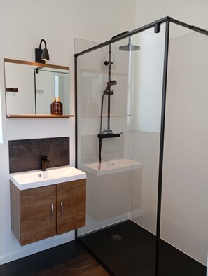 Doccia, asciugacapelli, asciugamani, carta igienica