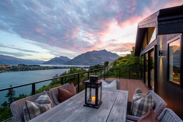 Outdoor dining - Korimako - A Luxe Sunrise Lane Gorgeous Retreat (Queenstown)