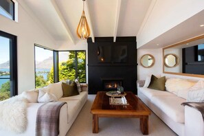TV, fireplace - Korimako - A Luxe Sunrise Lane Gorgeous Retreat (Queenstown)