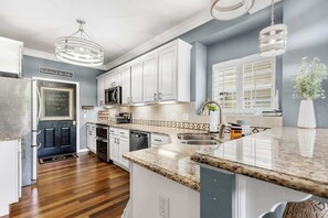 Fridge, microwave, oven, stovetop - Shore Thing - Lakefront for 12 (Lake Ozark)