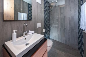 Hårføner, håndklær, såpe og toalettpapir