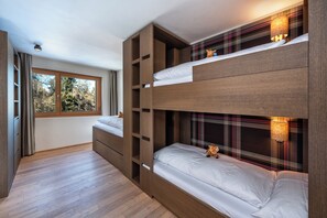 3 habitaciones, tabla de planchar con plancha, wifi y ropa de cama