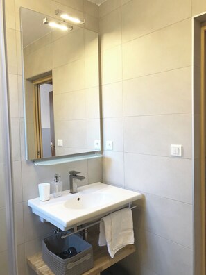 Sèche-cheveux, serviettes fournies, savon, papier toilette