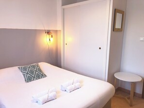 2 chambres, fer et planche à repasser, Wi-Fi, draps fournis
