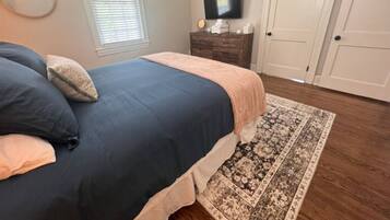 2 dormitoris, planxa i posts de planxar i roba de llit