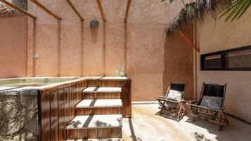 Superior appartement, privézwembad, uitzicht op tuin | Privékeuken | Een koffiezetapparaat/waterkoker, een waterkoker, een broodrooster