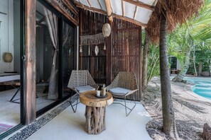 Bungalow – deluxe, hageutsikt, ved basseng | Terrasse/patio
