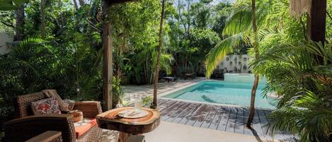 Suite básica, vistas al jardín, junto a la piscina | Terraza o patio