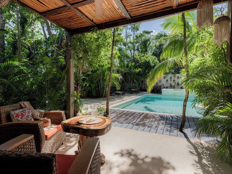 Suíte básica, vista para o jardim, ao lado da piscina | Terraço/pátio