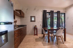 Apartamento família, vista para o jardim, ao lado da piscina | Cozinha privada | Cafeteira/chaleira, torradeira