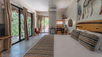 Decoración personalizada, muebles diferentes y cortinas blackout