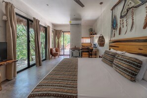 Departamento superior, alberca privada, vista al jardín | Decoración personalizada, muebles diferentes y cortinas blackout 