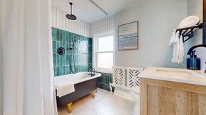 Shower, hair dryer, towels, soap - Ocean Oasis on Weymouth 8bd/3bth (Ventnor City)