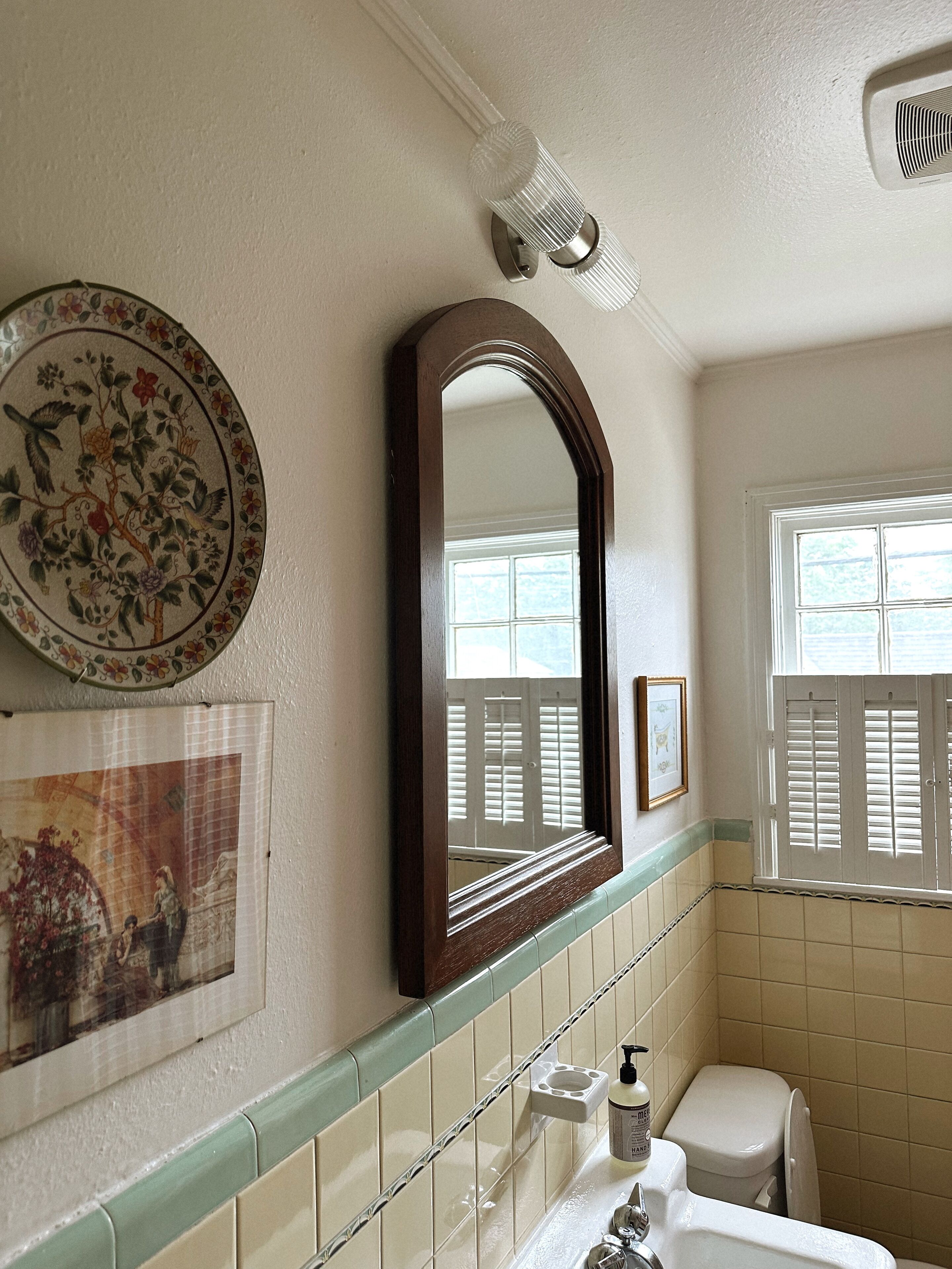 Secador de pelo, toallas, jabón, papel higiénico